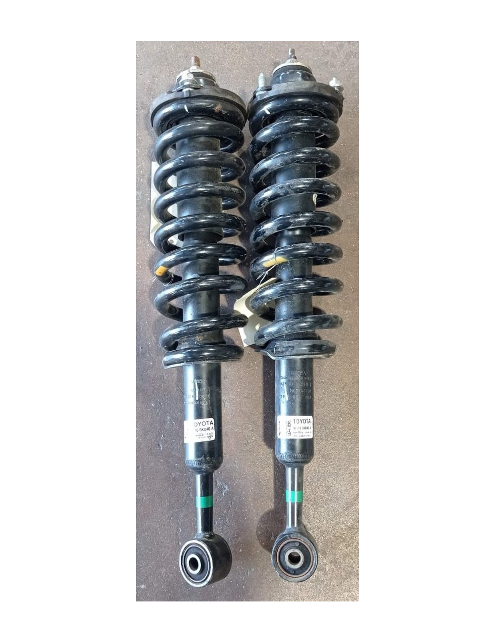 Suspensions avant Toyota Hilux Revo combinés amortisseur ressort coupelle (occasion) Suspensions avant Toyota Hilux Revo combinés amortisseur ressort coupelle (occasion)