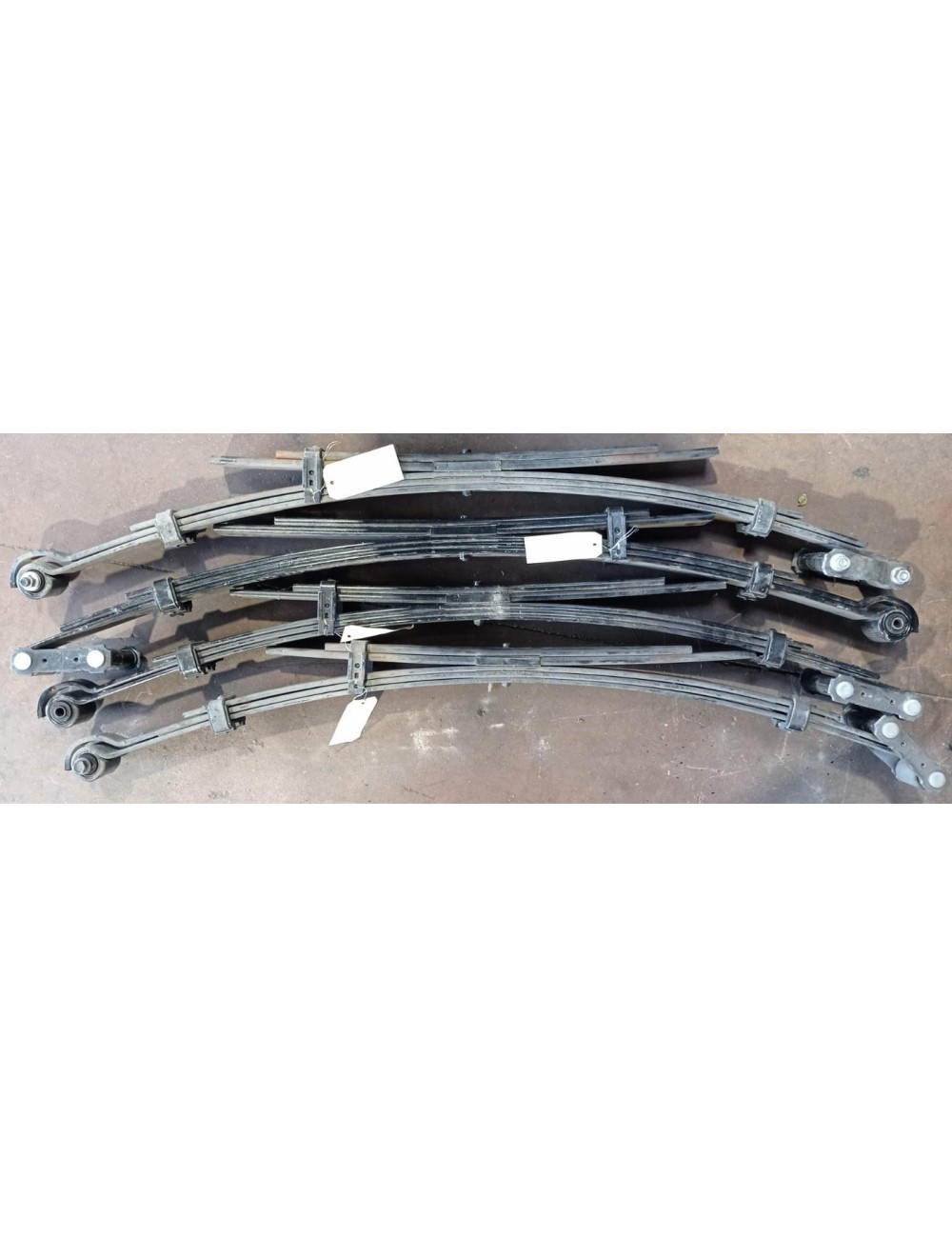 Lames de suspensions arrière Toyota Hilux Revo (occasion) Lames de suspensions arrière Toyota Hilux Revo (occasion)